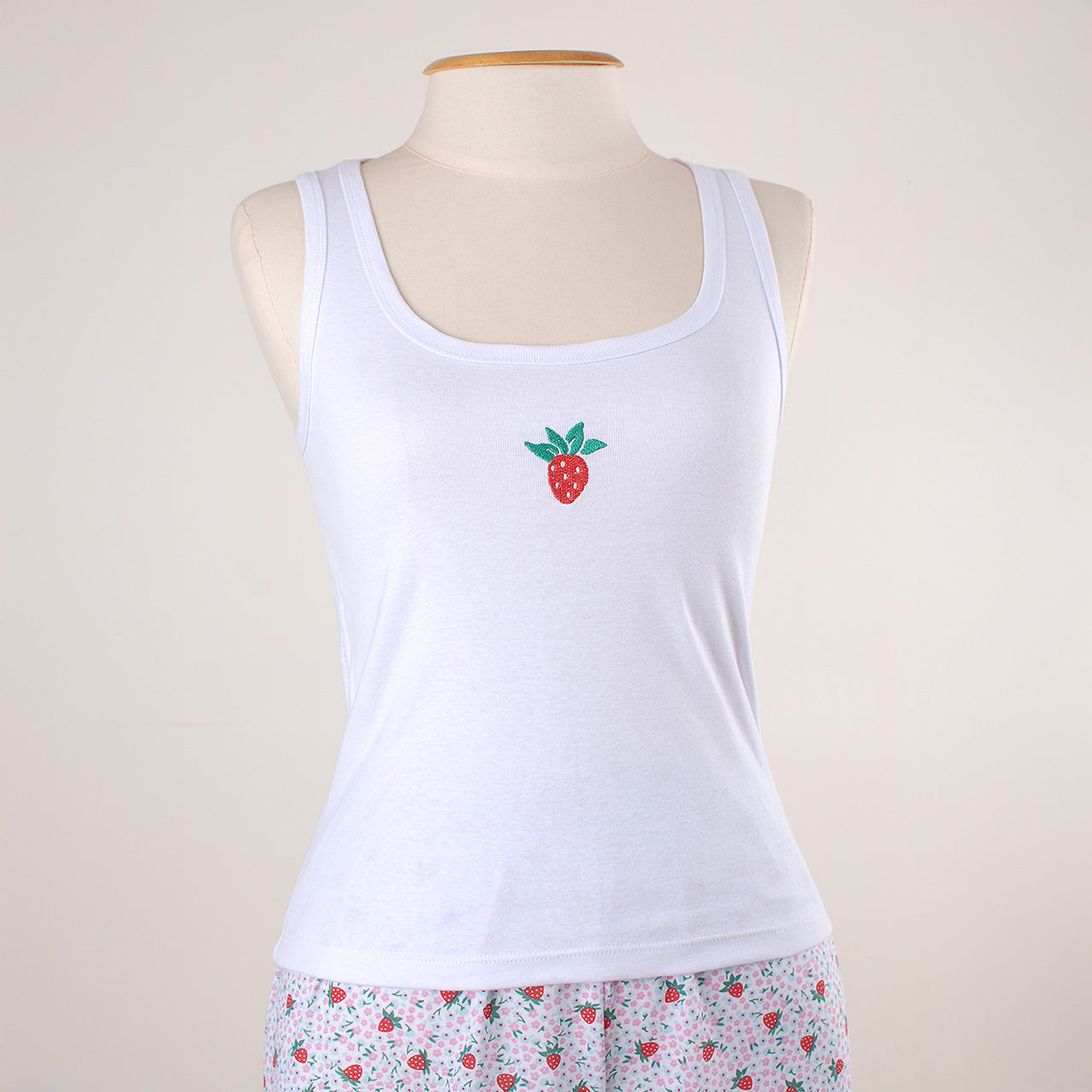 Pijama feminino curto regata bordado morango de algodão