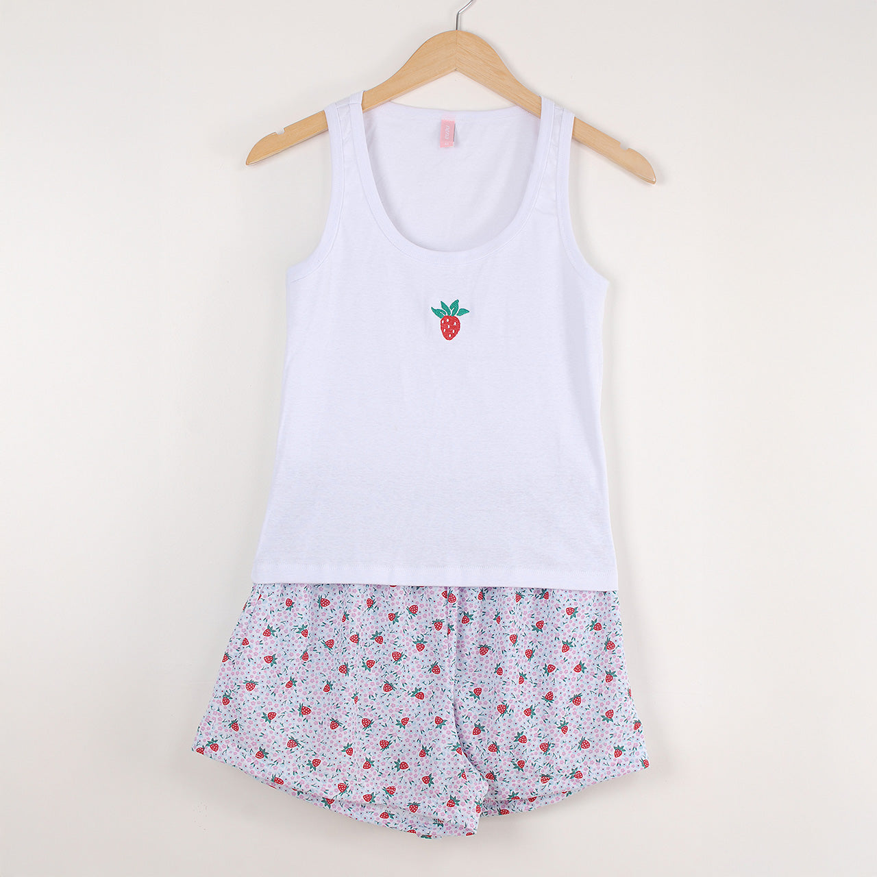 Pijama feminino curto regata bordado morango de algodão