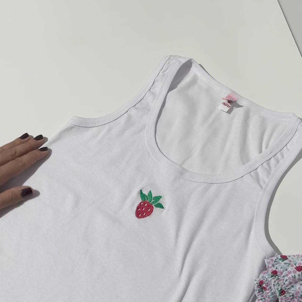 Pijama feminino curto regata bordado morango de algodão